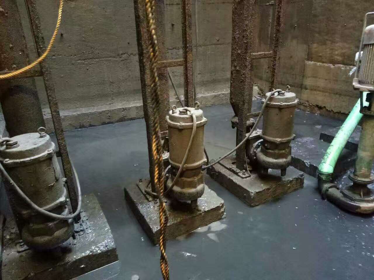 桥西污水池清理